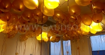 Balony helowe pod sufitami biura.