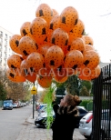 Balony z helem i upiornym nadrukiem.