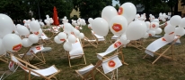 Balony z helem jako dekoracja pikniku.