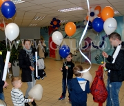Goście firmy z balonami helowymi i watą cukrową.