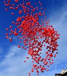 Odlatujące wypuszczone balony helowe.
