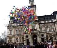 Balony helowe wznoszą się ponad Rynkiem.