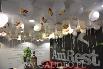 Balony z helem i nadrukiem jako dekoracja biura.