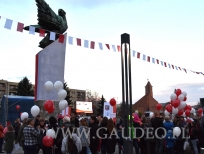 Balony z helem i nadrukiem na Święto Niepodległości.