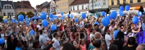 Balony helowe w rękach pielgrzymów.