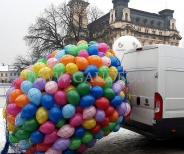 Balony z helem czekają na czas wypuszczania.