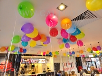 Balony helowe jako dekoracja sufitu restauracji.
