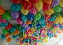 Balony z helem jako atrakcja dla dzieci z okazji Dnia Dziecka.