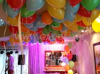 Balony z helem jako dekoracja urodzinowa.