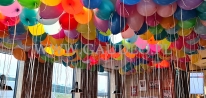 Balony helowe jako dekoracja restauracji.