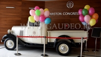 Balony z helem na samochodzie.