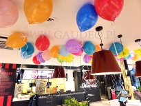 Balony helowe pod sufitem jako dekoracja.