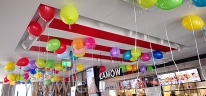 Balony helowe jako dekoracja ważnego dnia ptwarcia.