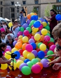 W trakcie wrzucania do basenu balonów z kuponami i nadrukami.