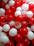 Balony z nadrukiem pozakładane na patyczki.