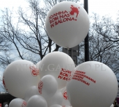 Balony po napompowaniu helem oczekują na rozdanie.