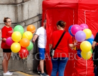 Balony reklamowe po założeniu na patyczki w czasie pobierania do rozdawania.