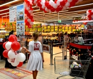 Balony reklamowe po założeniu na patyczki w czasie rozdawania.