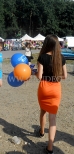 Balony reklamowe z nadrukiem na patyczkach rozdawane przez hostessę.