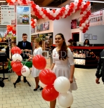 Balony reklamowe rozdawane klientom sklepu.