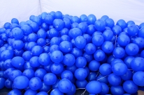 Nadmuchane balony reklamowe czekają na rozdawanie.