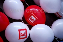 Balony z nadrukiem po nadmuchaniu i założeniu na patyczki.