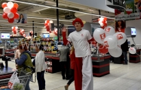 Balony z nadrukiem na patyczkach w czasie rozdawania klientom.