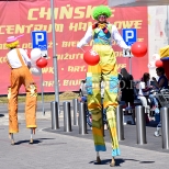 Balony z nadrukiem rozdawane przez szczudlarzy.
