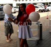 Balony reklamowe z nadrukiem w czasie rozdawania przez hostessę.