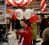 Balony reklamowe po założeniu na patyczki w czasie rozdawania.