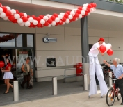 Balony reklamowe rozdawane były klientom sklepu.