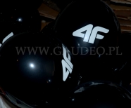 Balony z logo, nadmuchane i założone na patyczki.