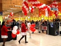 Balony z nadrukiem założone na patyczki rozdawane klientom sklepu.