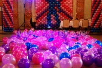 Balony napełnione powietrzem jako element dekoracji urodzinowej.