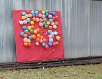 Balony z wodą jako cel dla rzutków.