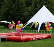 Balony z helem jako dekoracja miejsca imprezy.