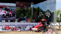 Formuła 1 jako temat dekoracji balonowej na imprezie plenerowej.