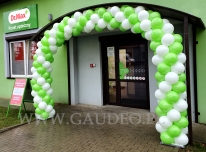Brama balonowa jako dekoracja wejścia.