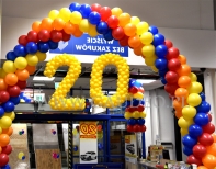 Girlanda z balonów w kształcie bramy.