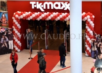 Brama balonowa jako dekoracja wejścia do sklepu TKMaxx w galerii Aleja Bielany.