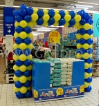 Brama z balonów jako dekoracja wystawki towaru.