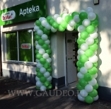 Brama balonowa jako dekoracja wejścia do apteki.