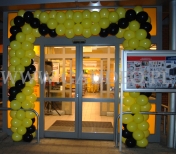 Brama balonowa przed wrocławskim sklepem Netto.