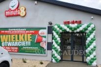 Brama z balonów jako dekoracja wejścia.