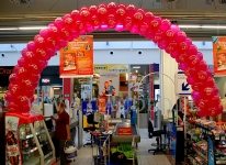 Brama z balonów jak dekoracja kasy w sklepie Carrefour.