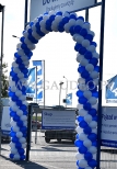 Brama z balonów jako dekoracja wjazdu.