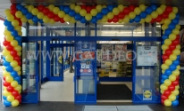 Wejście do sklepu Lidl w Głogowie udekorowane bramą balonową.
