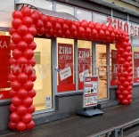 Brama balonowa jako dekoracja wejścia do apteki.