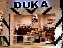 Dekoracja z balonów w kształcie bramy jako dekoracja wejścia do sklepu DUKA.
