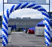 Brama balonowa jako dekoracja wjazdu na plac.